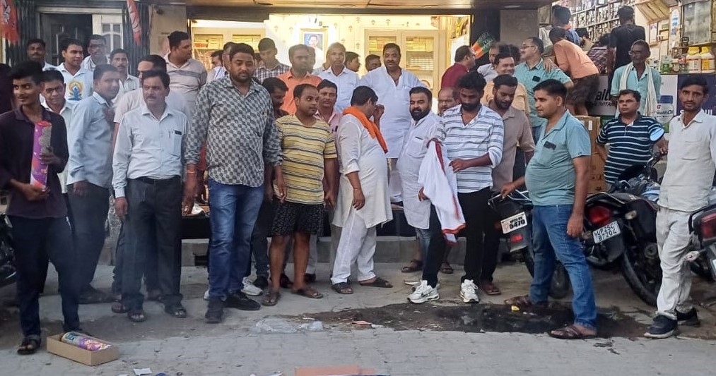 संतोष गंगवार को झारखंड का राज्यपाल बनाने पर मीरगंज में बांटी गई मिठाई, आतिशबाजी छोड़कर मनाया जश्न