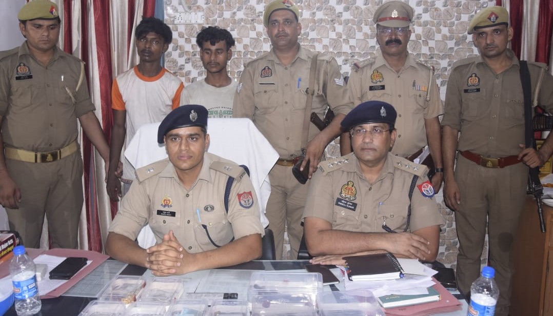 बरेली : मां-बेटी बंधक बनाकर लूट करने वाले चार बदमाश मुठभेड़ में गिरफ्तार, पैर में गोली लगने से दो घायल