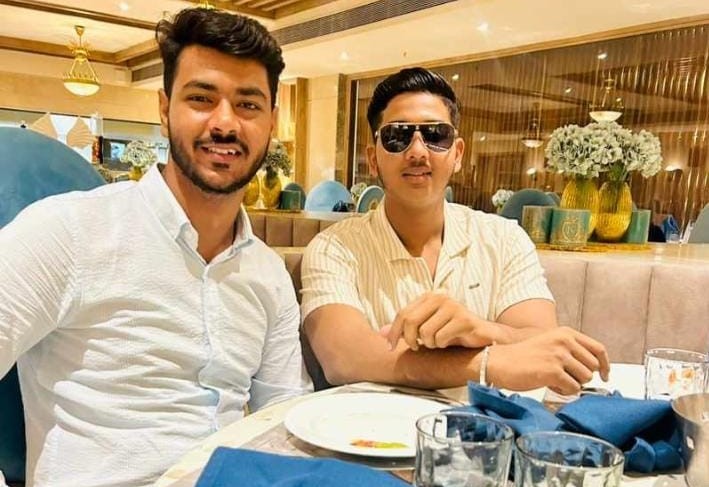 बरेली में भीषण हादसा... डीसीएम से टकराई युवकों की कार, तीन की मौत, एक गंभीर घायल