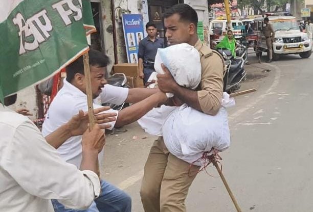 अनुराग ठाकुर का पुतला फुंकने जा रहे कांग्रेसियों की पुलिस से झड़प