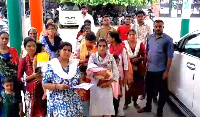 दबंगई : अफसर क्या... कौन, कब, कहां करेगा ड्यूटी हम तय करेंगे, बदायूं के जिला महिला अस्पताल में बरपा हंगामा