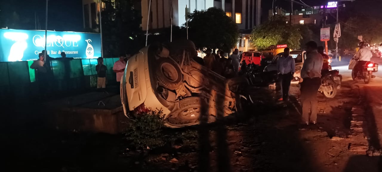 बरेली : स्मार्ट सिटी के गड्ढे में पलटी कार... बमुश्किल बची कार सवारों की जान