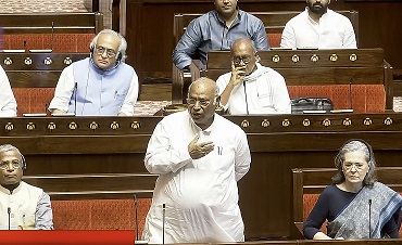 विनेश फोगाट के मुद्दे पर राज्यसभा में हंगामा, चर्चा की मांग ठुकराने पर विपक्ष ने सदन से किया वॉकआउट