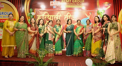 तीज महोत्सव में छात्राओं ने बिखेरा फैशन का जलवा