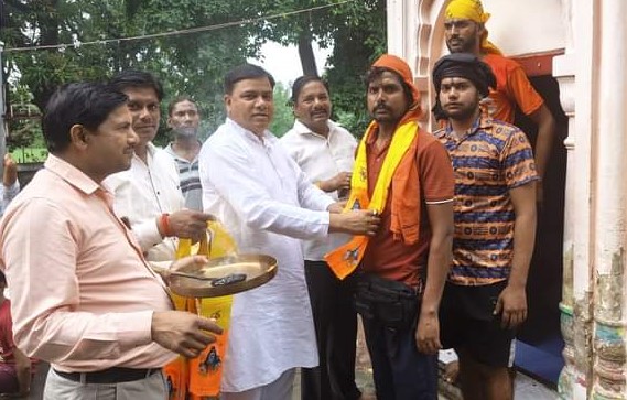 सपा नेता ने पुष्प वर्षा कर कांवड़ियों को किया विदा