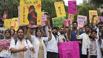 Kolkata Docter Rape case : हड़ताल कर रहे डॉक्टर ने पुलिस को जांच पूरी करने के लिए दिया कल तक का समय