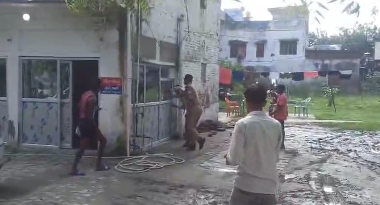 लखीमपुर खीरी : हेड कांस्टेबल ने छात्र पर सरेआम बरसाए थप्पड़, घटना का वीडियो हो रहा वायरल