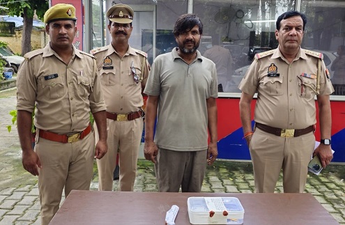 शराब के ठेके पर जाम छलकाते हुए हुई दोस्ती फिर कर डाली लाखों की लूट