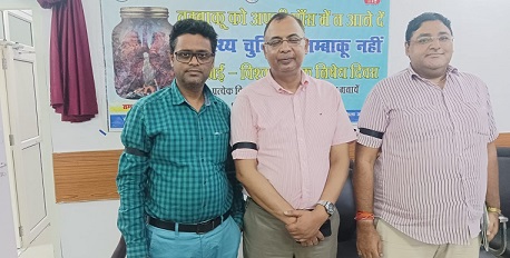 कोलकाता की घटना पर डॉक्टरों में उबाल... काली पट्टी बांधकर सीएमओ कार्यालय में जताया विरोध