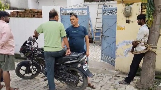 ठेकेदार की दबंगई... चोरी का आरोप लगाकर नौकर को पेड़ से बांधकर बेरहमी से पीटा