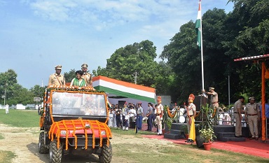 बरेली : डीआरएम ने रेलवे स्पोर्ट्स स्टेडियम में फहराया तिरंगा, परेड की ली सलामी