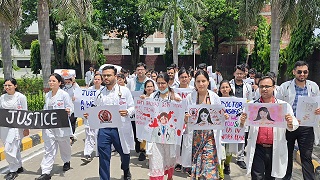 बरेली : कोलकाता की घटना पर एसआरएमएस मेडिकल कॉलेज के पीजी छात्रों ने निकाला मार्च 