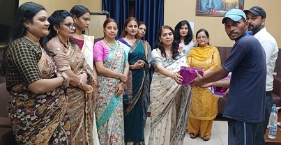 स्वतंत्रता दिवस पर सफाईकर्मियों को बांटे उपहार