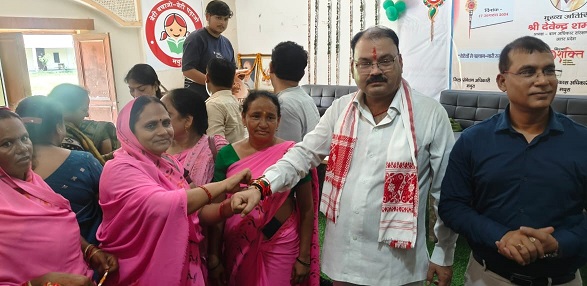 आंगनबाड़ी कार्यकर्ताओं ने बाल अधिकार संरक्षण आयोग के अध्यक्ष को बांधे रक्षा सूत्र