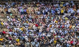 महाराष्ट्र : बदलापुर में छात्राओं के साथ घिनौनी हरकत पर उबाल, आक्रोशित भीड़ ने ट्रेनें रोकीं, आरोपियों को फांसी की मांग