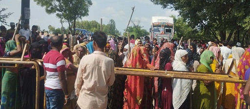 कासगंज में कई गांवों पर मंडराया डूबने का खतरा तो लाठी-डंडे लेकर सड़कों पर उतरे ग्रामीण