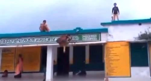 Shahjahanpur News : जान पर खेलकर स्कूल में स्टंट कर रहे थे बच्चे, शिक्षकों का नहीं था अतापता