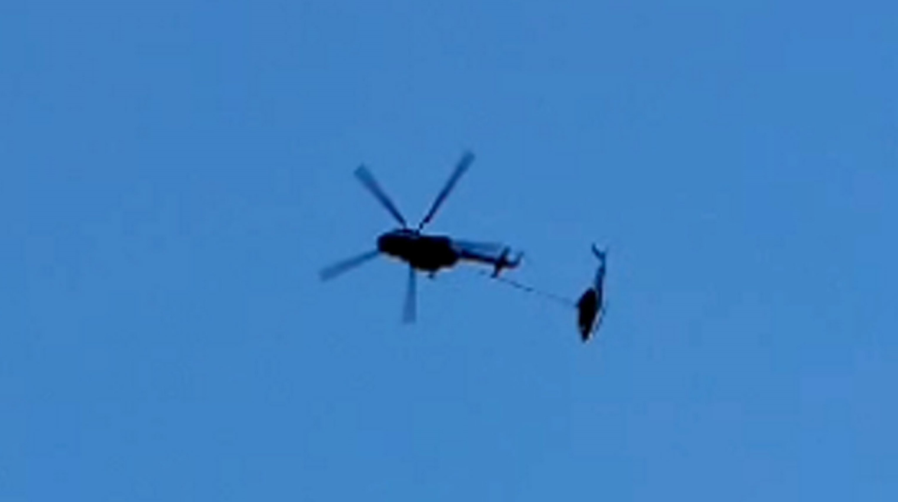 Kedarnath helicopter crash : एअरलिफ्ट कर ले जाया जा रहा हेलिकॉप्टर रस्सी टूटने से केदारनाथ के पास पहाड़ियों में गिरा