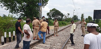 Reel Fever : रेलवे ट्रैक पर रील बना रहे दंपती की दो साल के बेटे के साथ ट्रेन से कटकर मौत