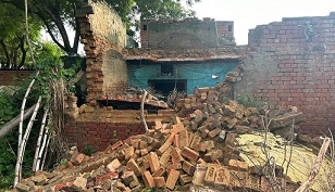 Kasganj News : कासगंज में बारिश का कहर, भरभरा कर गिरे कई मकान