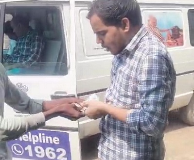Badaun News : उगाही का जरिया बनीं 1962 पशु एंबुलेंस सेवा, पशुपालक के हाथ से पैसे छीनकर भागा कर्मचारी