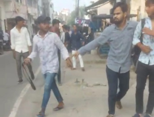 Badaun News : बदायूं में कोतवाली के पास सरेराह गुंडई, छात्र को दौड़ा-दौड़ाकर बेल्टों से पीटा