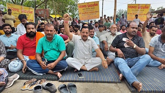 Bareilly News : जोगीनवादा में रामलीला मेलास्थल पर नगर निगम का कब्जा, विरोध में सैकड़ों लोगों के साथ धरने पर बैठी मेला कमेटी