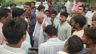 ग्राम सहायकों ने भाजपा विधायक को घेरा, एनसीसी कंपनी पर लगाया भेदभाव का आरोप 
