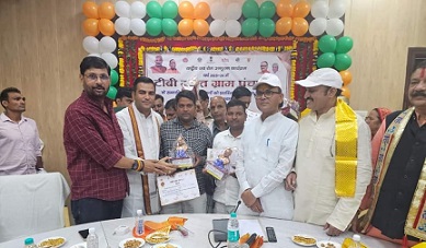 Mathura News : टीबी मुक्त ग्राम पंचायतों के प्रधानों को डीएम ने किया सम्मानित