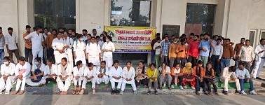 पांच महीने से मानदेय न मिलने पर बदायूं मेडिकल कॉलेज के नर्सिंग स्टाफ ने कार्य बहिष्कार कर शुरू की हड़ताल