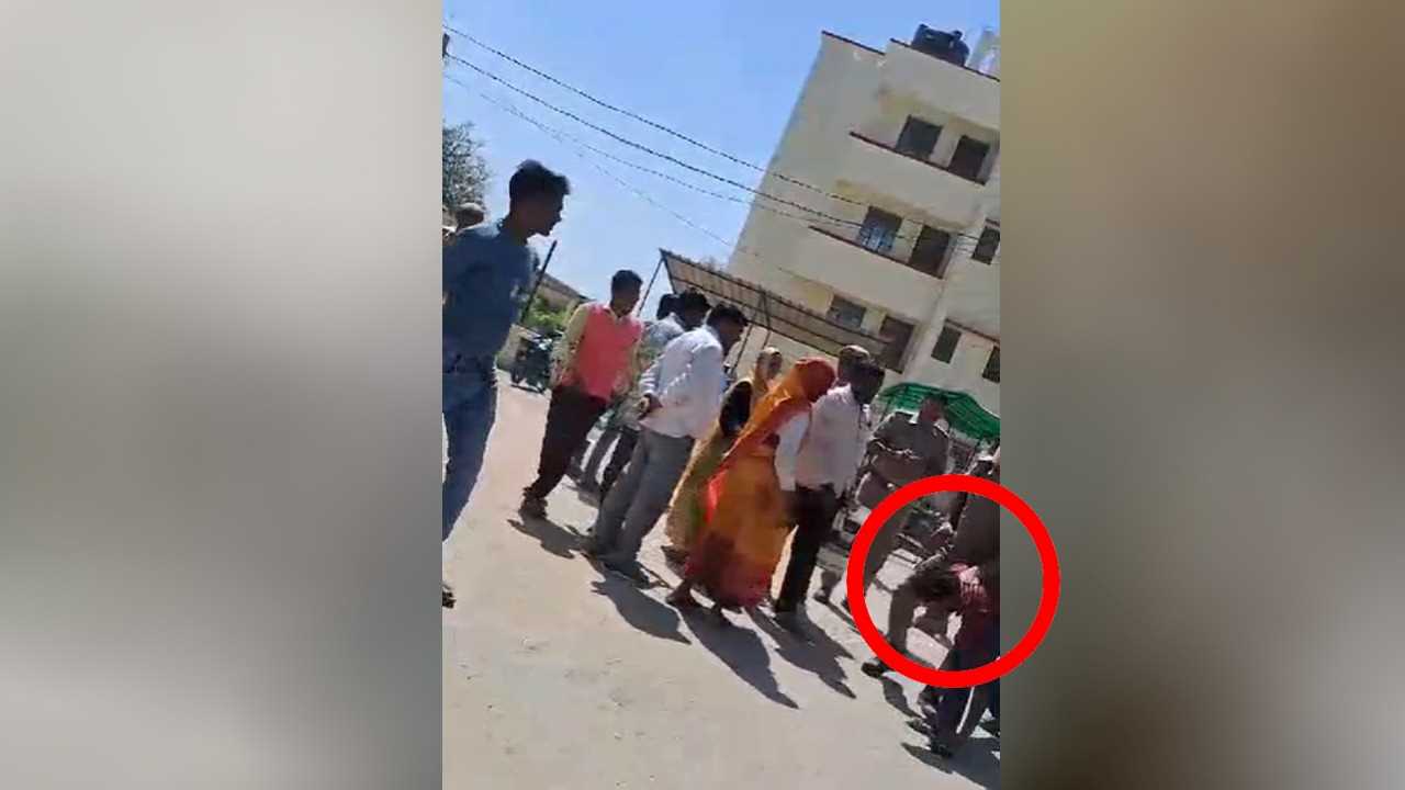 तस्करी के आरोपियों के पास मिले रुपये नहीं लौटाने पर दरोगा से थाने में हाथापाई, वीडियो वायरल