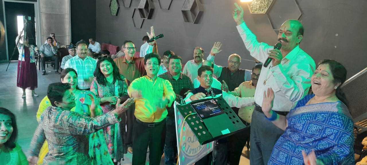 बरेली क्लब में सजी संगीत की महफिल...फूलों की वर्षा के बीच वही प्रेम की धारा