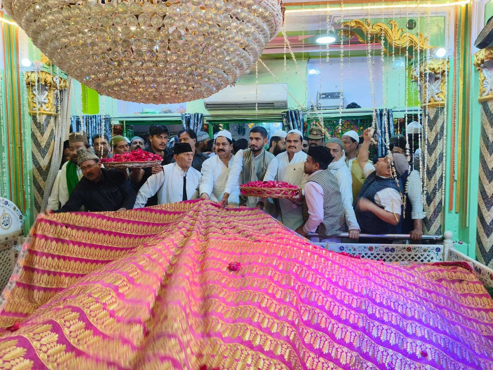 सांसद आदित्य यादव और पूर्व मंत्री आबिद रजा ने छोटे सरकार पर की चादर पोशी