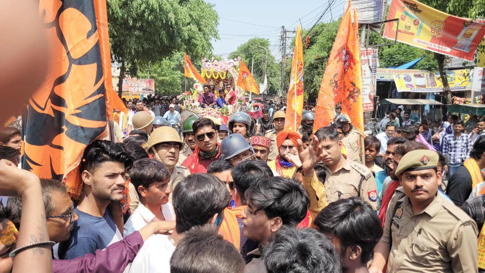 बुलडोजर को लेकर रामनवमी शोभायात्रा के दौरान हंगामा, भाजपा नेता और पुलिस के बीच तीखी नोककझोंक