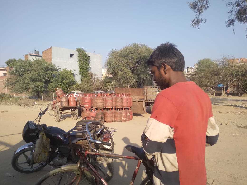 गैस चूल्हा मरम्मत की आढ़ में चल रहा था रिफलिंग का धंधा, दुकानदार पर एफआईआर