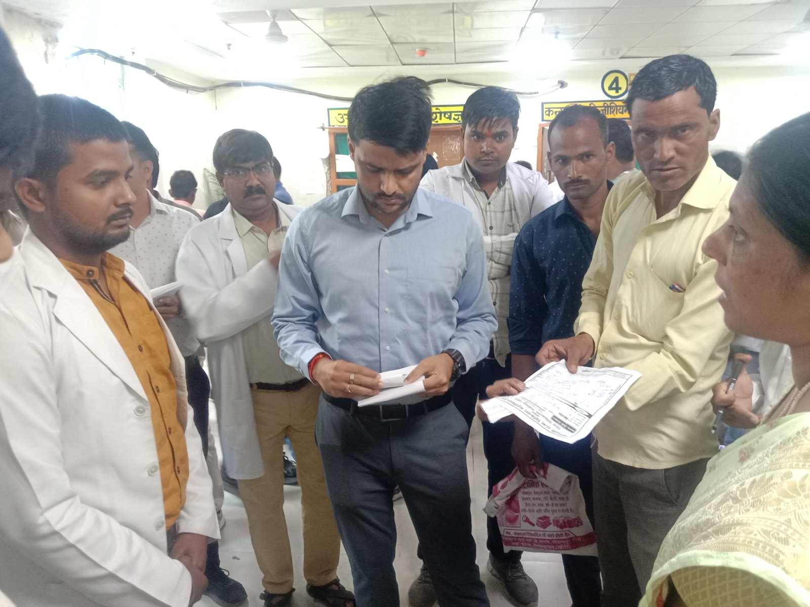  Lakhimpur Kheri News: जिला अस्पताल में डॉक्टर की बगल में बैठकर मेडिकल से दवाएं लिखते पकड़ा गया बाहरी युवक