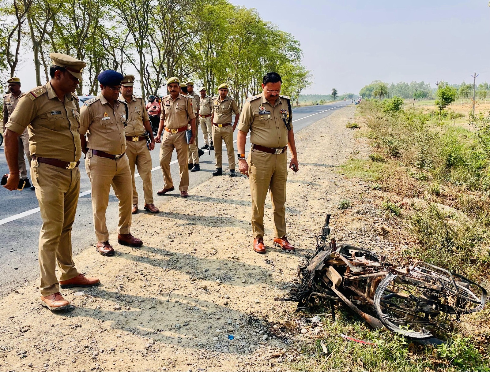 Shahjahanpur News: शाहजहांपुर में भीषण सड़क हादसा,  कार और बाइक की भिड़ंत में छह लोगों की मौत