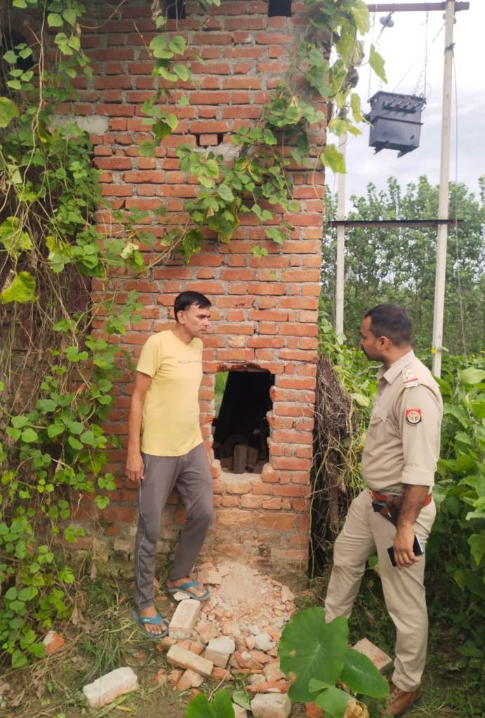 Bareilly News:  मीरगंज में दो नलकूपों की दीवार काटकर हजारों का सामान ले गए चोर 