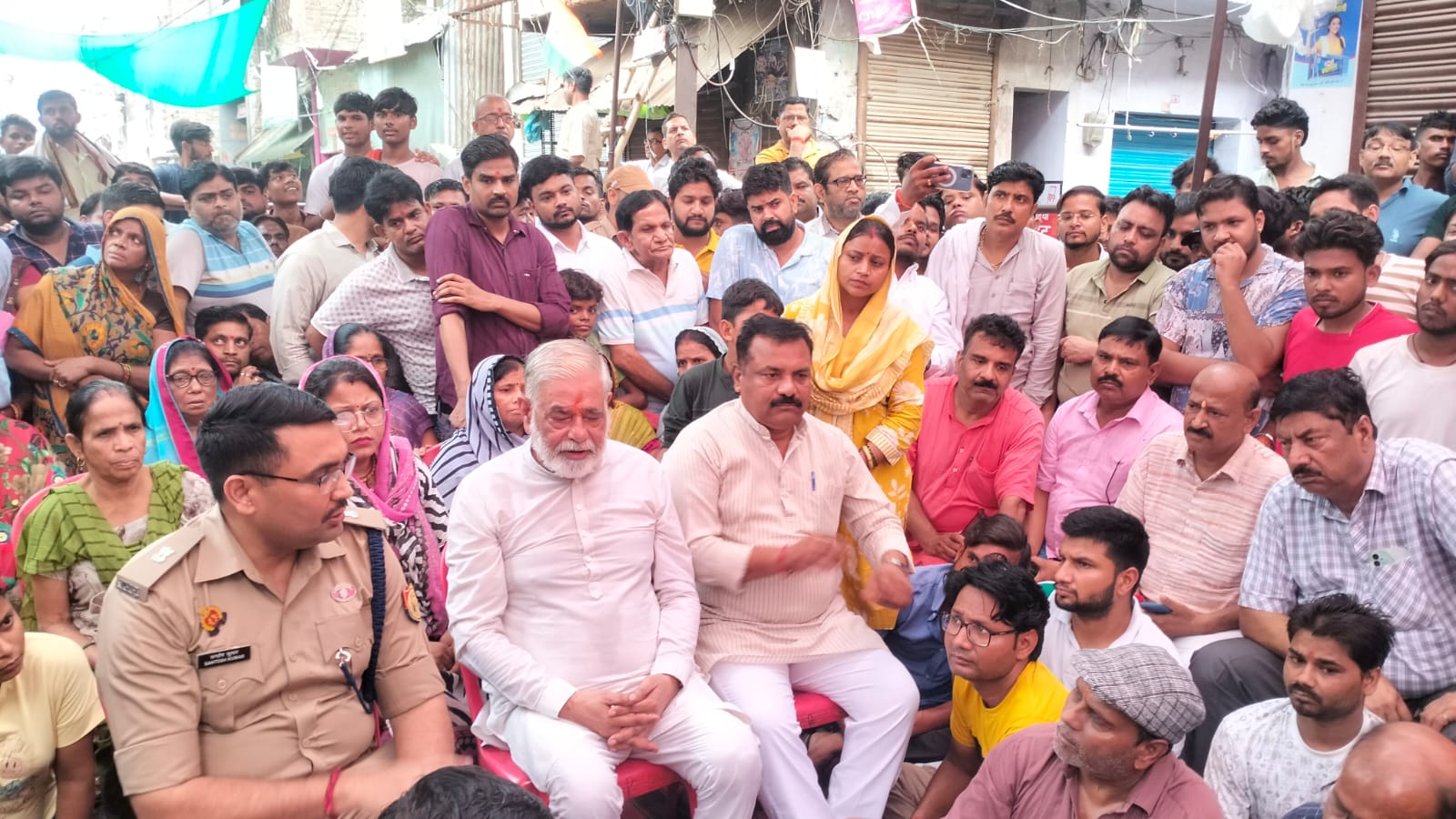 चोर समझ व्यापारी के साथ मारपीट प्रकरण: कार्रवाई से असंतोष पर फूटा आक्रोश, 6 घंटे चौराहा जाम के बाद आश्वासन पर खत्म हुआ धरना