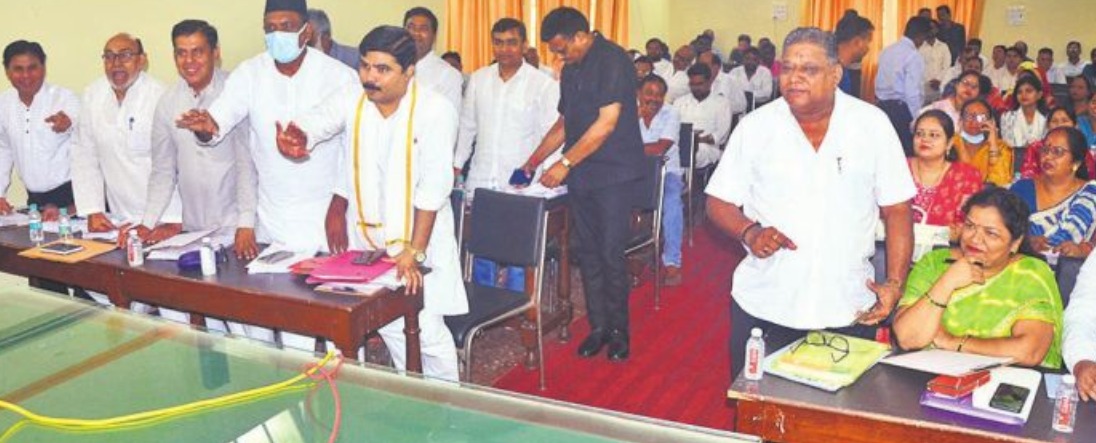 Bareilly News: कुत्ते-बंदरों के आतंक पर भड़के पार्षद, हंगामा, नारेबाजी