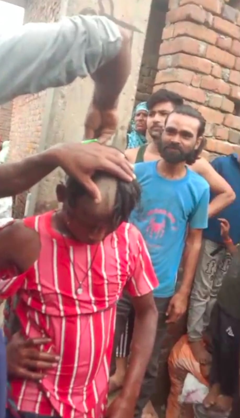 Kasganj News  तालिबानी सजा: चोरी के शक में किशोर को खंभे से बांधकर पीटा,  सिर मुड़वाकर गांव में घुमाया 