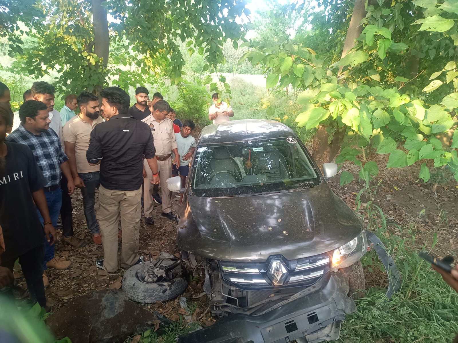 Bareilly News: लखनऊ-दिल्ली हाईवे पर अनियंत्रित कार पेड़ से टकराई, चालक गंभीर घायल 