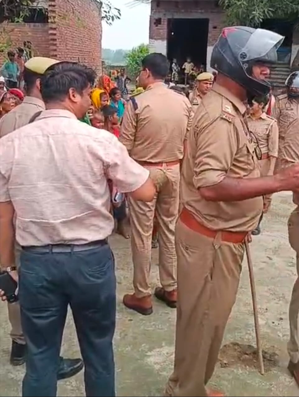 न्यायालय से जुर्माना  लगने के बाद पटियाली एसडीएम  और सिंकद्ररपुर  वैश्य थाना प्रभारी ने  वादी की जमीन को कराया मुक्त