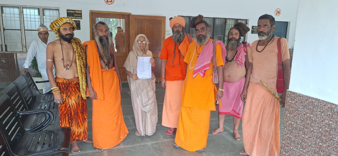 Kasganj news सोरों में संत-हाथी की समाधि पर कब्जे की साजिश, साधु-संतों में फूटा आक्रोश