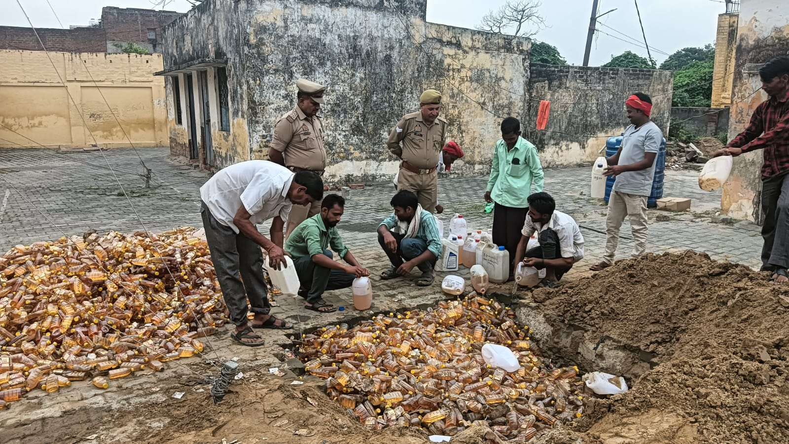 Kasganj news: कासगंज में 6.90 लाख की अवैध शराब नष्ट, 52 केसों से जुड़ा मालखाना साफ