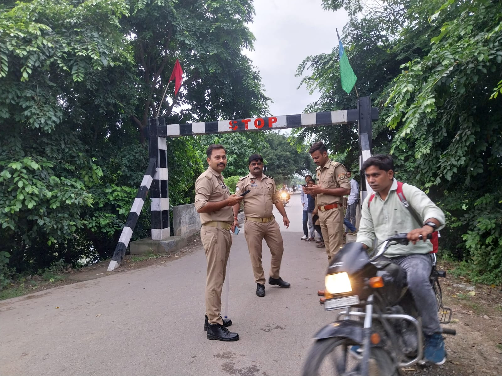 Bareilly News: कैंट पुलिस की चेकिंग पर रार: ठिरिया चेयरमैन ने रिसाला चौकी पुलिस पर लगाया सीमा लांघने का आरोप