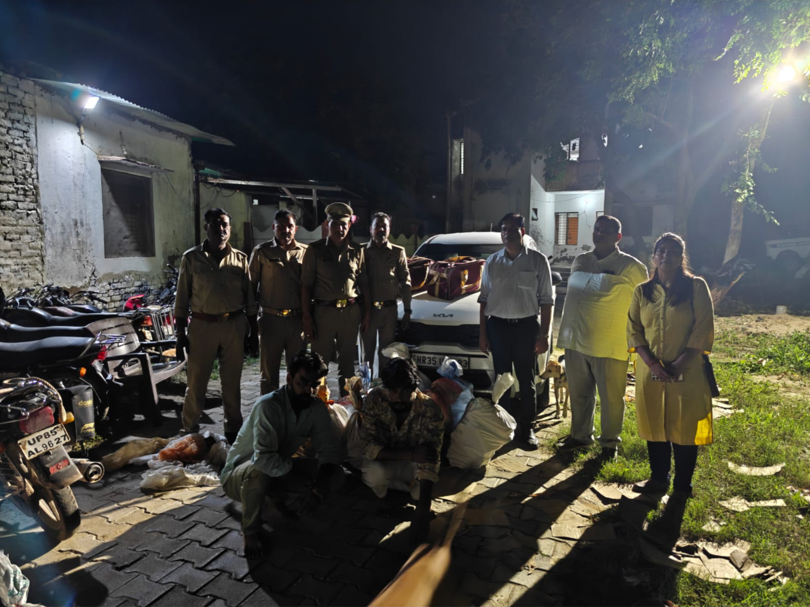 Mathura News: मथुरा पुलिस और आबकारी की बड़ी कार्रवाई: 457 बोतल अवैध अंग्रेजी शराब बरामद, दो तस्कर गिरफ्तार