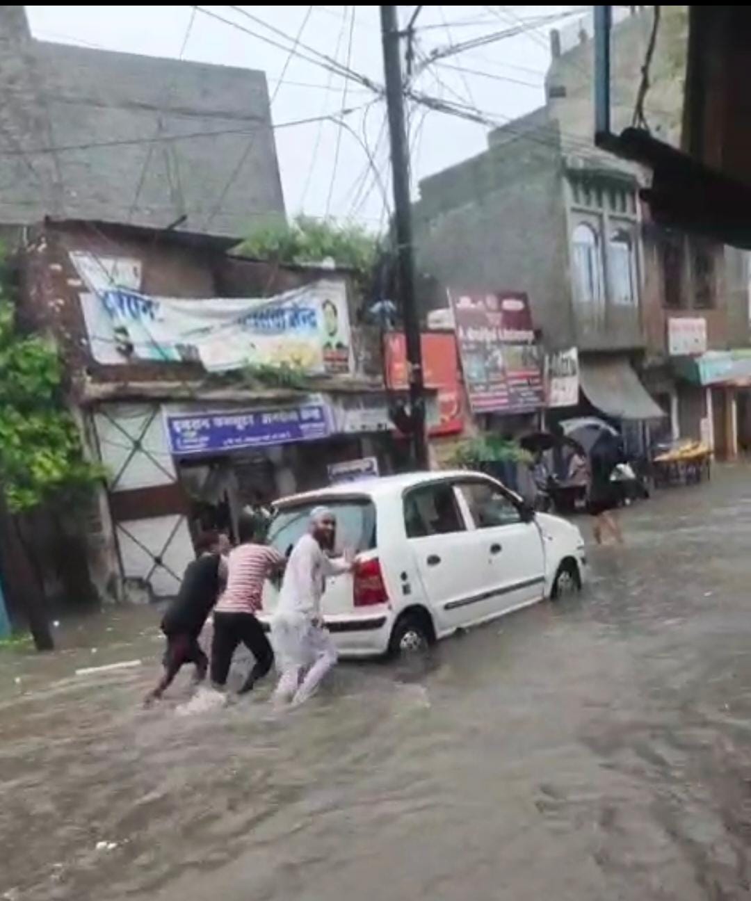 KASGANJ NEWS - जिले में 22 घंटे से जारी बारिश से जनजीवन प्रभावित, सड़कों पर जलभराव, फंसे वाहन