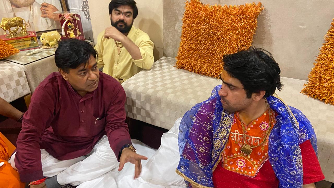 Mathura: बागेश्वर सरकार से मिले श्रीकृष्ण जन्मभूमि केस के हिंदू पक्षकार महेंद्र प्रताप