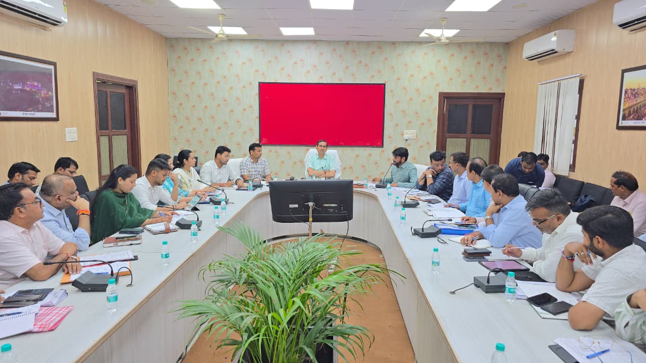 Mathura: यमुना का बढ़ता पानी बनेगा आफत, प्रशासन अलर्ट, बाढ़ से बचाव की तैयारी